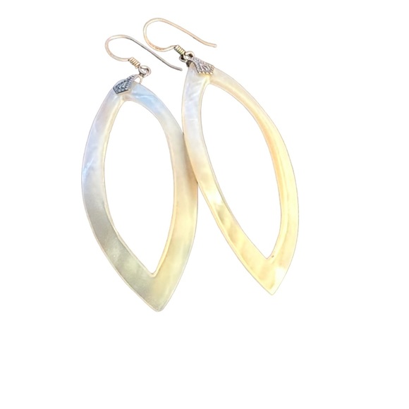 Carved mother of pearl shell earrings marked 925 - Picture 3 of 11